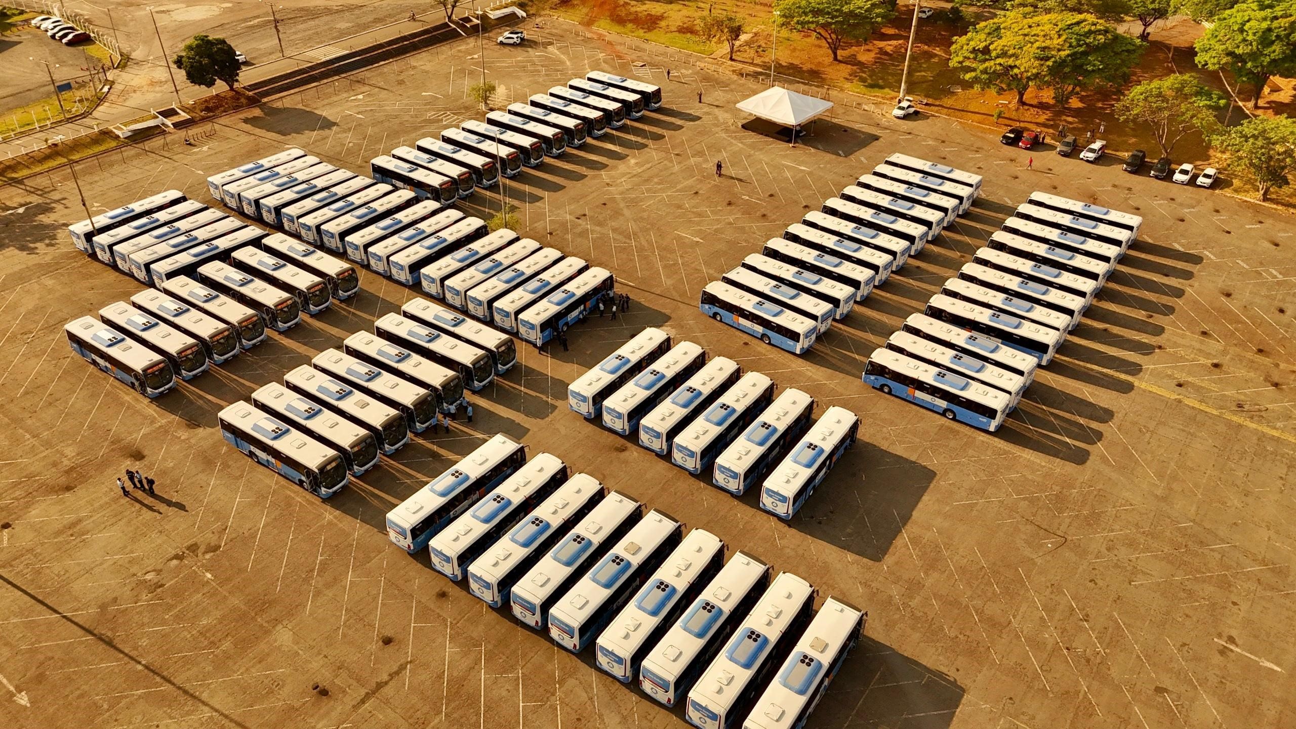 Governador Ronaldo Caiado e autoridades vistoriam novos ônibus da RMTC: maior qualidade e conforto para o usuário do transporte público (Fotos: Wesley Costa e Cristiano Borges)